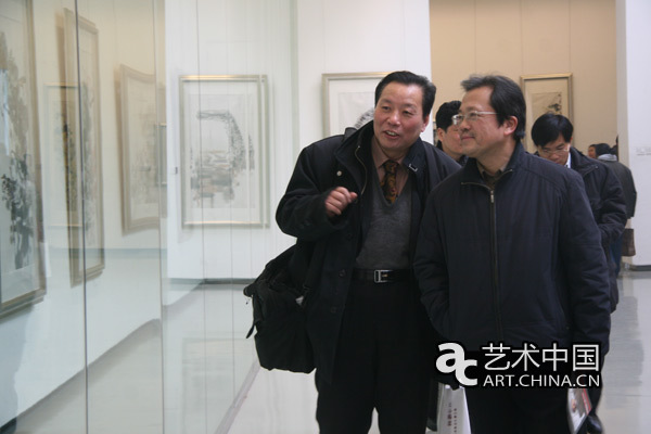 中国美术家协会副主席冯远在现场观看作品