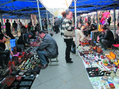 3月8日,长沙市天心阁古玩城前坪的古玩跳蚤市场开市.