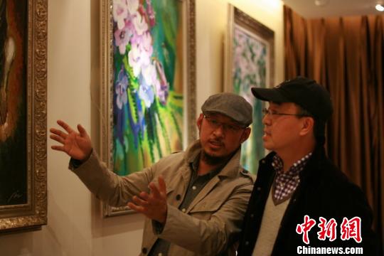 Max Ma和著名油画家陈逸鸣先生（右）观看画展。　罗渊　摄