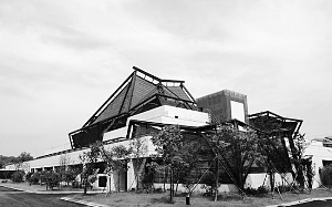 　　程泰宁设计的浙江美术馆于2005年开始动工，将建筑风格融入周边环境。