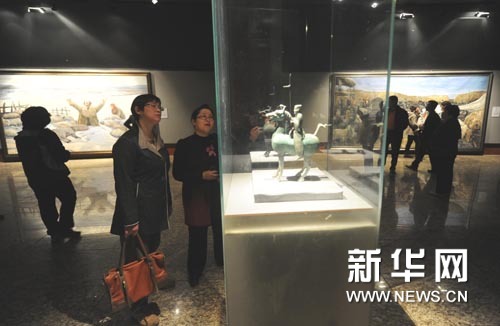 4月16日，观众在北京中华世纪坛世界艺术馆参观。
