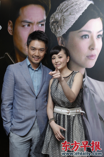 《怒海情仇》主演戴娇倩（右）与霍政谚昨天在上海发布会现场。早报记者 高征 图