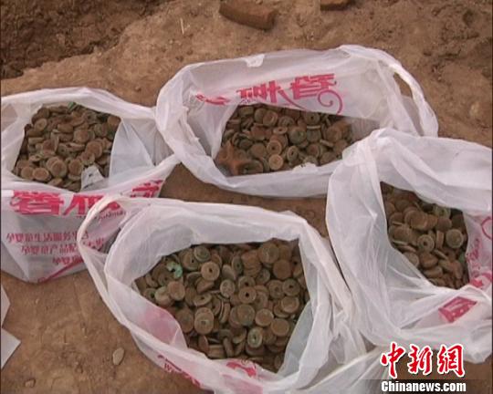 库车县老城区一施工工地发现古钱币。　王建强　摄
