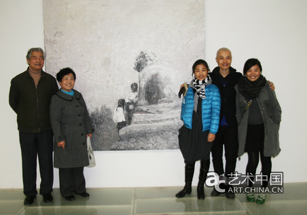 艺术家申亮与家人在展出作品前合影