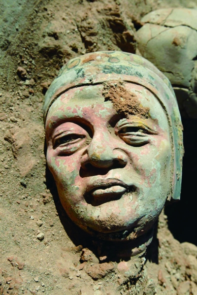 ? 这是内蒙古辽上京皇城西山坡佛寺遗址出土的泥塑人头像。（新华社发）