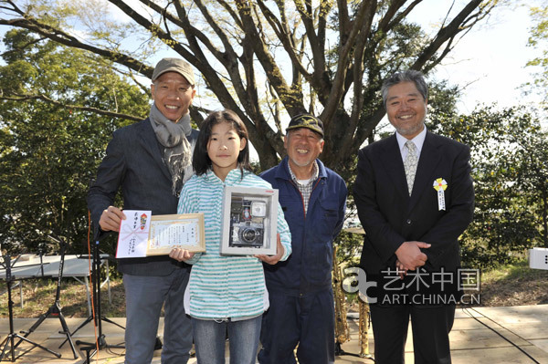 左起：蔡国强丶儿童海报徵选获奖者丶志贺中重及磐城市立美术馆馆长