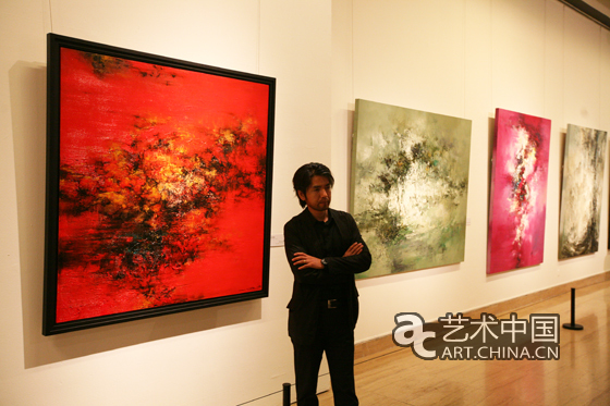 艺术家刘玖通在自己的作品前