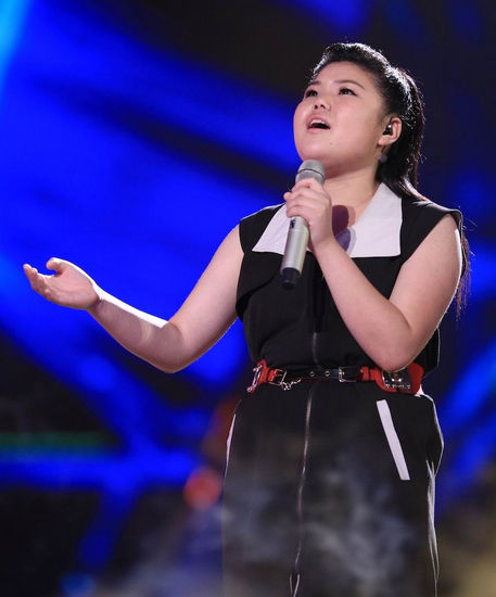 邓小坤从小在菜缸里练唱歌，被导师黄晓明称为“菜缸公主”。