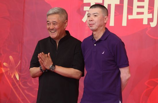 赵本山（左）和冯小刚出席昨天的央视春晚发布会。