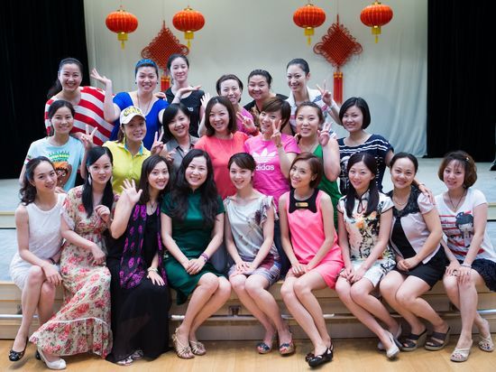 越剧《甄嬛》上本演员及小说作者流潋紫（前排左四）。