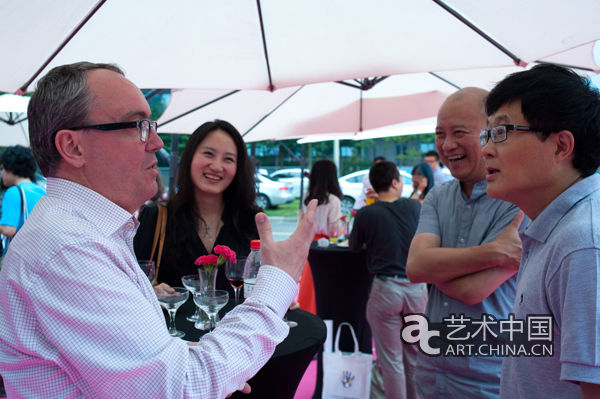 艺术家叶永青、著名策展人吕澎以及汉斯教授到场祝贺