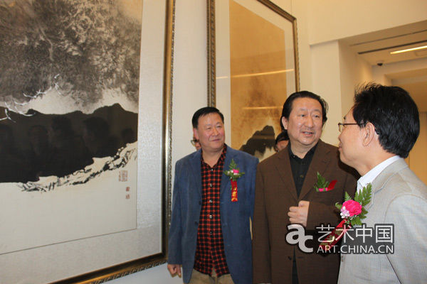 艺术家姜云宗陪同中国国家画院院长杨晓阳参观展览
