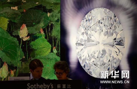 10月7日，重达118.28克拉的椭圆形D色无瑕钻石照片在香港苏富比拍卖会现场展示。该钻石最终以2.12亿港元落槌。新华网图片 秦晴 摄
