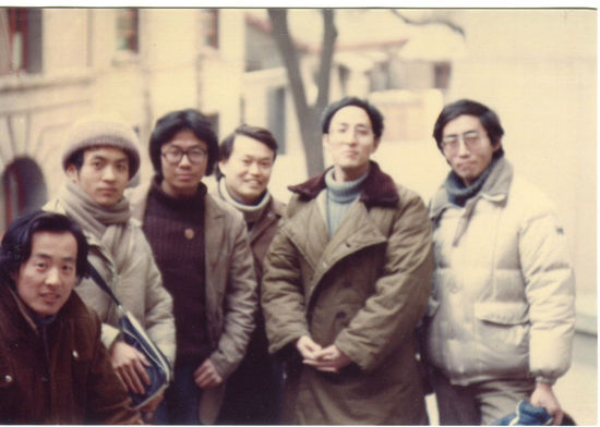 　1985年冬，北京召开一个文学会议，会间钟文（右二）生病住在北京协和医院，杨炼（左一）、顾城（左二）、北岛（右一）、唐晓渡（右三）等人去院探望。钟文供图