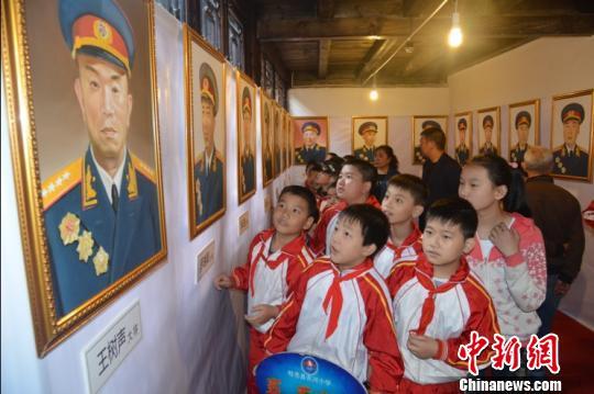当地中小学生正在参观百名开国将军老红军油画展　苗志勇　摄