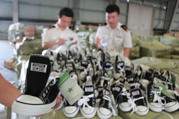 圖為舟山海關查獲的侵權物品。 