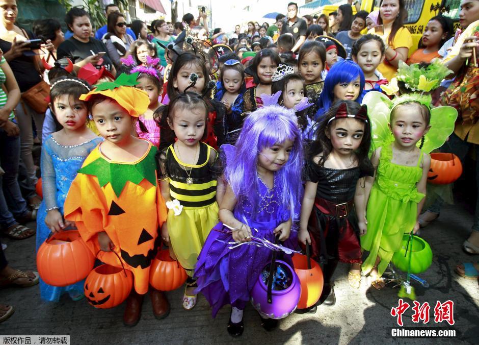 菲律宾小学生参加万圣节游行 小鬼头上街欢乐