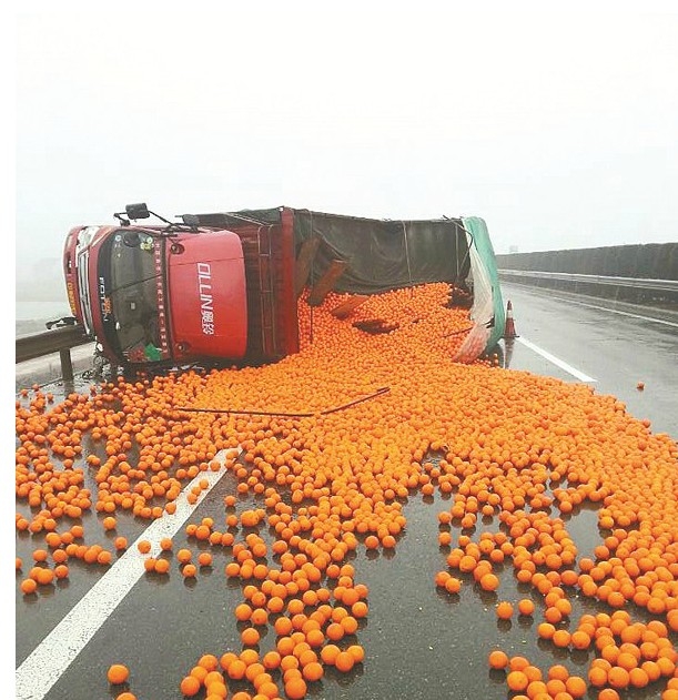湖北高速货车翻车 10吨橙子散落满地