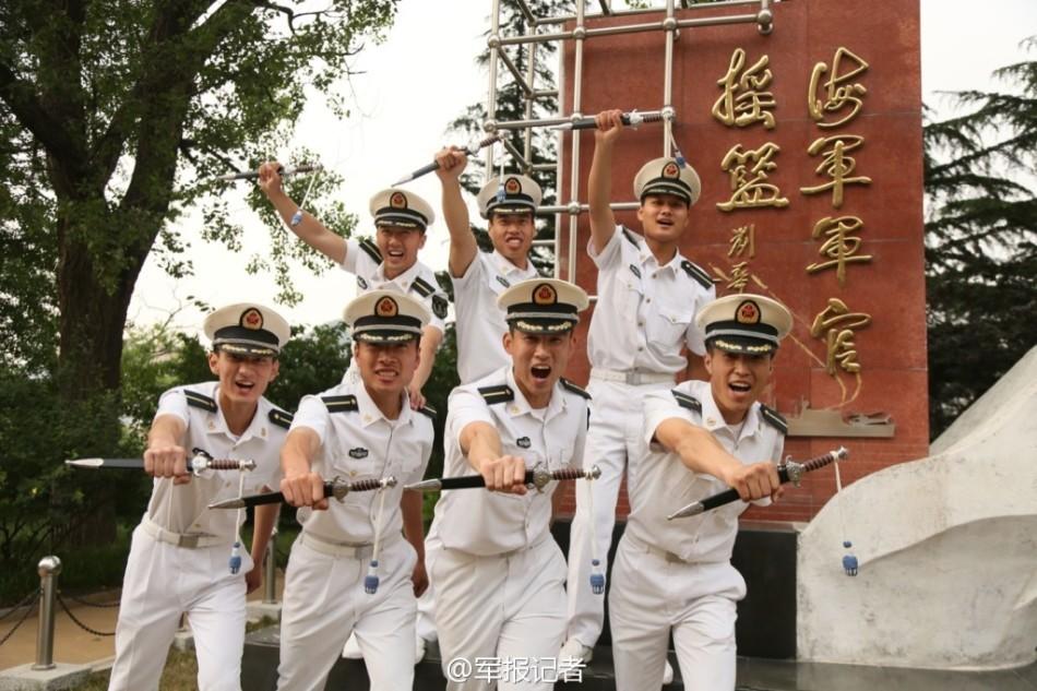 海军舰艇学院毕业生展示佩剑