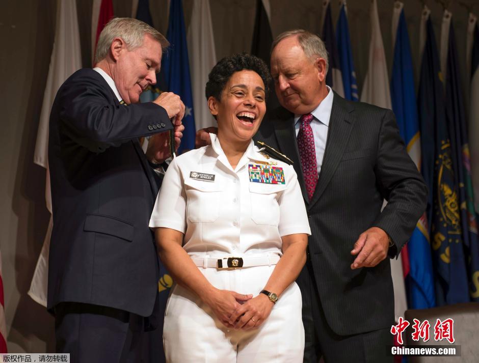 3/3当地时间2014年7月1日,美国阿灵顿,海军部长雷麦伯斯为海军上将