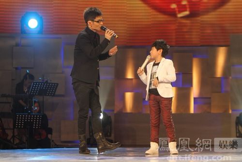 魔喉石头遇抱胸哥 挑战天才童声战火升级