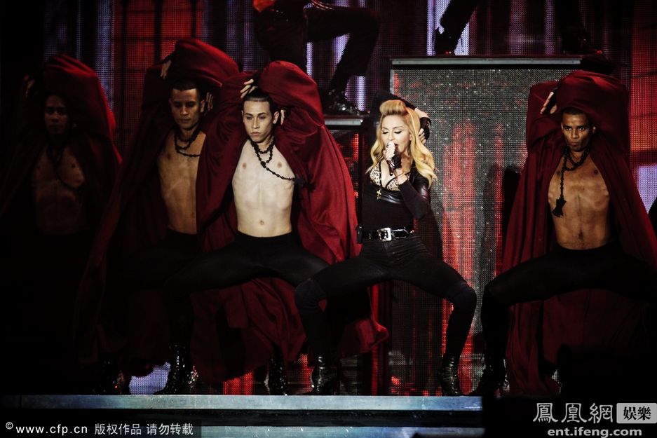 麦当娜哥本哈根开唱 化身女特工与肌肉男贴身