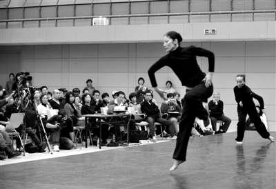 　2009年，公众欣赏林怀民讲座上的舞蹈表演。大剧院类似的活动还有很多。 罗晓光摄
