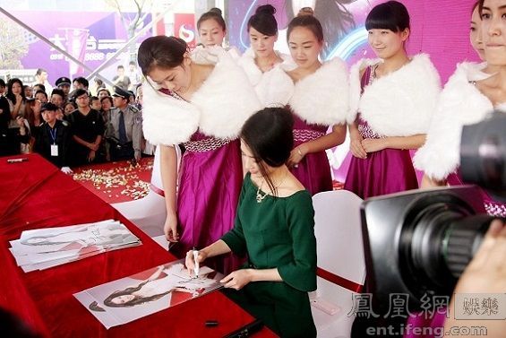 黄圣依魔镜体验3d试衣 透露知性女神范儿《图集》