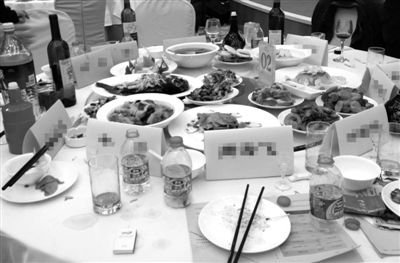 1月25日晚，甘肃驻京办飞天大厦餐厅，一家企业聚餐后，领导餐桌上的菜很多都没有动，浪费严重。 新京报记者 何光 摄