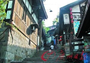 　磁器口古镇以其千年不变的纯郁古风成为渝州古城的缩影。