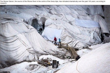 瑞士为阿尔卑斯山最古老冰川盖毛毯防融化（图）