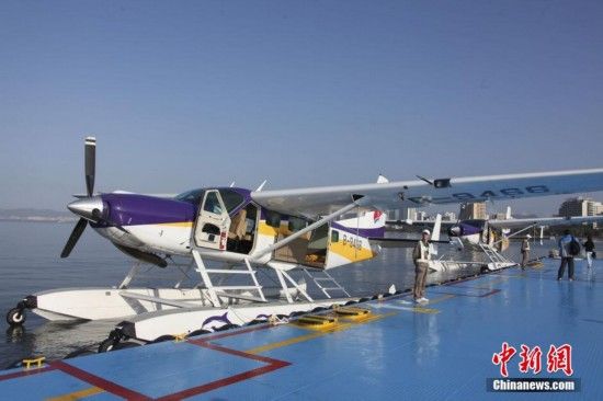 1月25日，中国首架民用水上飞机在海南三亚载客启航。