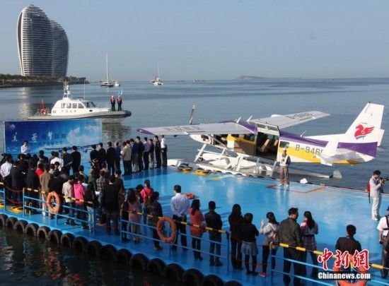 1月25日，中国首架民用水上飞机在海南三亚载客启航。
