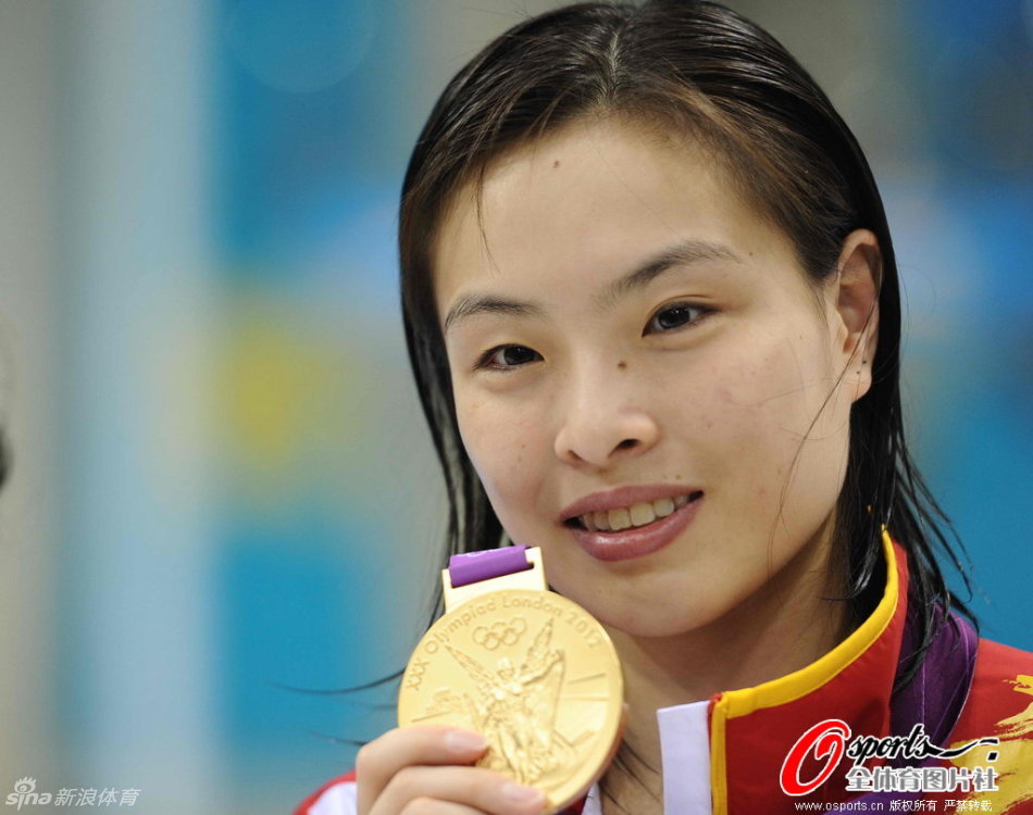 吴敏霞何姿包揽跳水三米板冠亚军