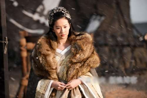 皇后娘娘蔡少芬领衔 皮草古装美到窒息的女明星们