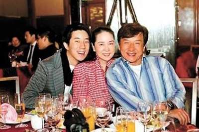 揭秘房祖名吸毒“自毀”：龍?zhí)訌男∪备笎? /></p>
<p class=