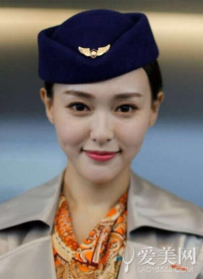 制服诱惑挡不住 刘亦菲成空姐郑爽扮军官