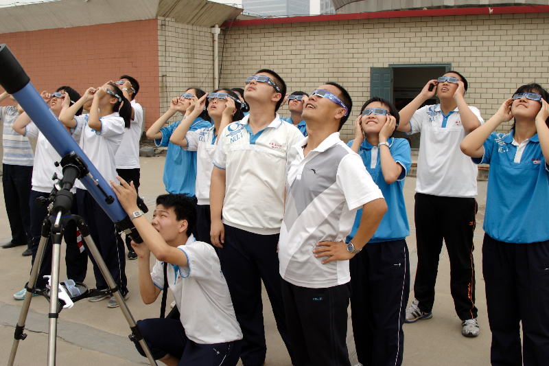 高清:石家庄一中学生观测金星凌日
