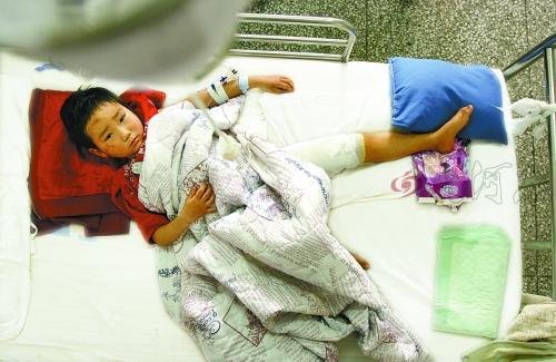 幼儿园孩子乘面包车回家侧翻 官方称不是校车