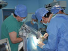 神经外科医生正在做机器人脑定向手术