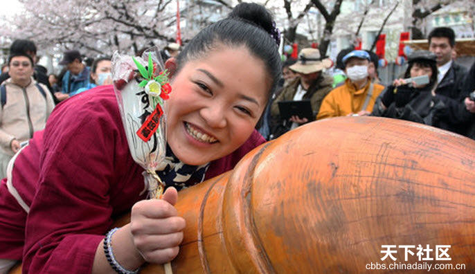 实拍"日本生育节"上的生殖器崇拜游行(组图)