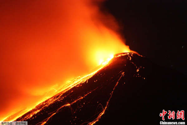 印尼卡兰格唐火山喷发岩浆 火光映红半边天