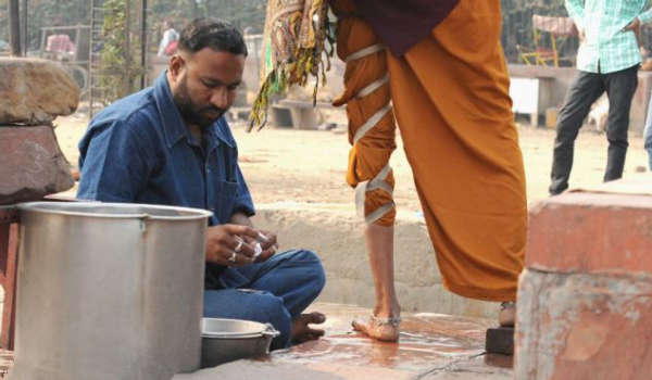 印度街头不可思议的放血疗法