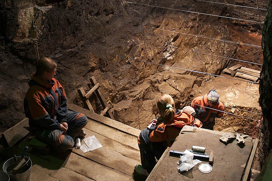 洞穴中还找到一些装饰品和珠宝，其中有一个手镯。研究人员经过碳年代测定，认为这个手指的主人生活在4万年前。但是，这些手指骨的主人究竟是现代人类还是尼安德特人呢？