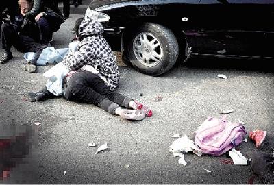 女孩放学回家被碾身亡 母亲抱尸体1小时(图)