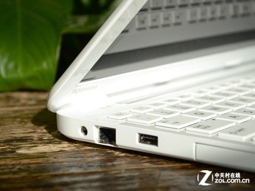 纯白高贵印象 APU版东芝L50D笔记本评测|镜面