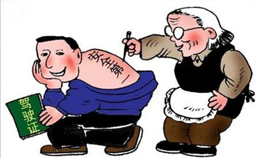 司机驾车频频耍酷 冬季行车令人堪忧