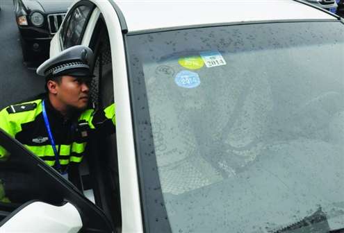 济南最牛违法车被查301条违章未处理车主被扣500分