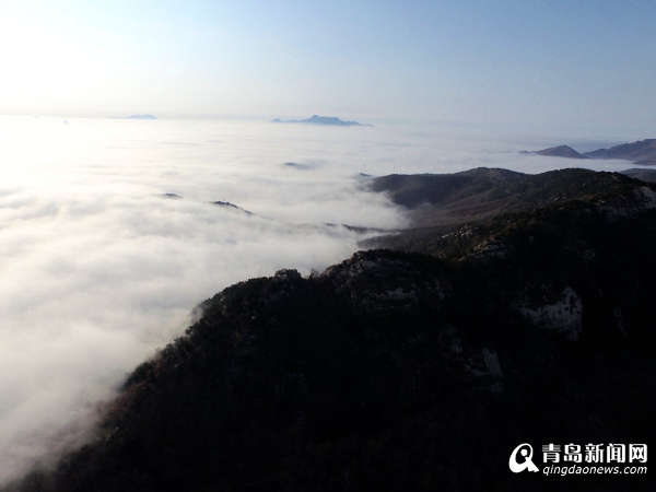 青岛航拍：平流雾罩铁撅山景观奇谲似海上仙山