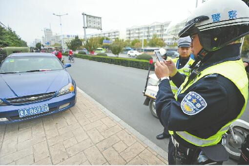 济南15条路严查违法停车接短信10分钟不挪走将拖车